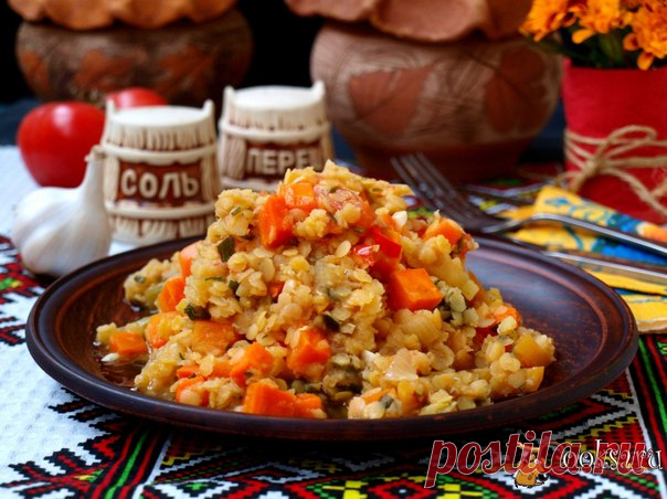 Тушёные овощи с чечевицей Предлагаю вам приготовить вкусные тушёные овощи с чечевицей. Это вегетарианское блюдо разнообразит ваше домашнее меню и особенно пригодится для тех, кто следит за лишним весом. Я готовлю это блюдо для своего мужа, ну конечно и сама с удовольствием его ем.