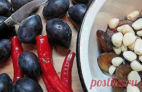 Аджика из слив
Аджика из слив получается необычная, очень интересная на вкус, ароматная. Может быть это даже соус. С мясом - просто сказка.