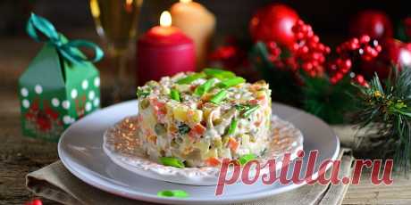 Оливье с курицей и яблоками - Лайфхакер Обновите привычный салат, дополнив его вкус лёгкой фруктовой кислинкой и заменив колбасу на птицу. Оливье с курицей получится не менее аппетитным.
