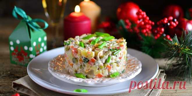Оливье с курицей и яблоками - Лайфхакер Обновите привычный салат, дополнив его вкус лёгкой фруктовой кислинкой и заменив колбасу на птицу. Оливье с курицей получится не менее аппетитным.