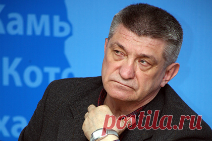 Сокуров возразил Михалкову против запрета картин с покинувшими Россию актерами. Режиссер Александр Сокуров возразил коллеге Никите Михалкову по поводу того, что в России нужно запрещать показывать фильмы с покинувшими страну актерами. По его мнению, артисты, уехавшие заграницу, должны оставаться в «кинематографическом пространстве» своего государства.