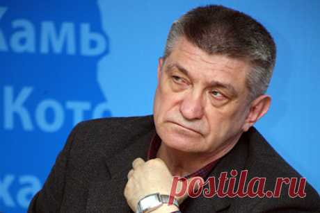 Сокуров возразил Михалкову против запрета картин с покинувшими Россию актерами. Режиссер Александр Сокуров возразил коллеге Никите Михалкову по поводу того, что в России нужно запрещать показывать фильмы с покинувшими страну актерами. По его мнению, артисты, уехавшие заграницу, должны оставаться в «кинематографическом пространстве» своего государства.