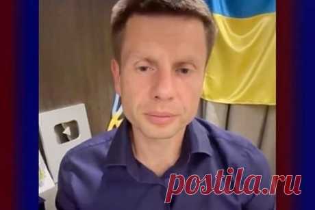 Украинского депутата заметили без штанов в прямом эфире. Депутата Верховной Рады Украины Алексея Гончаренко заметили без штанов во время прямого эфира в TikTok. На опубликованном видео можно заметить, что он сидит на фоне флага Украины в фиолетовой рубашке, а из-под нее «выглядывают полосатые трусы». Депутат объяснил это тем, что вел прямой эфир после напряженного дня.