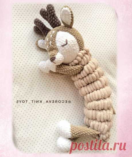 Вяжем пижамницу в виде олененка крючком из плюшевой пряжи Вяжем пижамницу олененка крючком по схеме от автора Егоревой Елены (@egoreva_knit_toys). Вяжется пижамница крючком 3.5 из пряжи Himalaya Dolphin Baby и