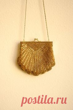 (3) 80s goes 50s Beaded Scallop Shell Golden Purse with Chain Strap | Moneders de ma