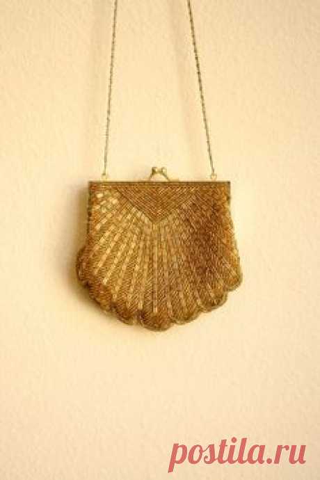 (3) 80s goes 50s Beaded Scallop Shell Golden Purse with Chain Strap | Moneders de ma