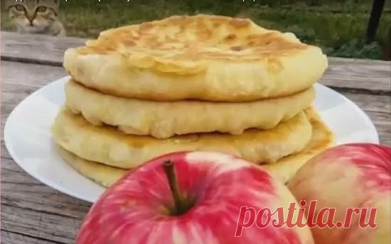 ✿  Пушистые лепешки на кефире с яблоками. Готовятся моментально — съедаются еще быстрее!   ✿

Сейчас самая пора, сочных, ярких яблок! И как много вкусных рецептов, где можно использовать яблочки! Сегодня замечательные лепешки с начинкой из карамелизированных яблок! Звучит вкусно, а на вкус просто потрясающие! Готовятся моментально!

Рецепт очень простой, продуктов понадобится минимум.
    кефир 250 мл
    мука 300 – 350 гр
    сода 1\2 ч.лож
    яйца 1 шт
    растительное ...