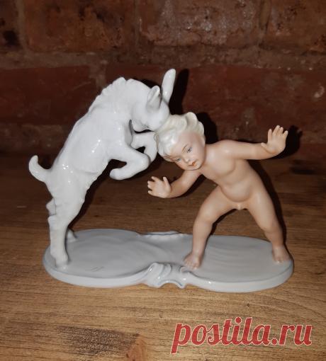 Статуэтка. Путти бодается с козлёнком.
Schaubach Kunst - K. Steiner.
Фарфор. Германия. 20 век. Клеймо.
Высота : 120 мм. Основание : 162 х 60 мм.
Цена : 8000 руб.
Купить сейчас :
#Статуэтка #Путтибодаетсяскозлёнком #Фарфор #Германия #20век #Клеймо