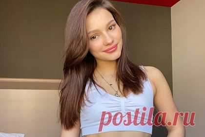 19-летняя российская фигуристка снялась в коротком топе. Российская фигуристка Софья Самодурова поделилась с подписчиками фото в коротком топе. Фигуристка сфотографировалась в коротком белом топе и лосинах. Фанаты восхитились снимком, назвав Самодурову чудо-девушкой. «Какая же красотка», «Прекрасная леди», «Солнечный лучик», — писали в комментариях.