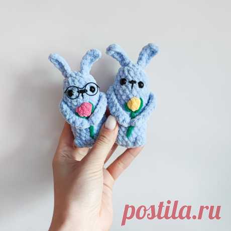 PDF Зайчишка с цветочком крючком. FREE crochet pattern; Аmigurumi toy patterns. Амигуруми схемы и описания на русском. Вязаные игрушки и поделки своими руками #amimore - маленький зайка из плюшевой пряжи, заяц, плюшевый зайчик с цветком, кролик, зайчонок, крольчонок.