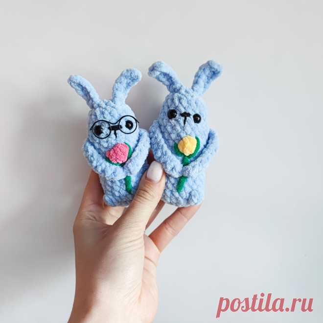 PDF Зайчишка с цветочком крючком. FREE crochet pattern; Аmigurumi toy patterns. Амигуруми схемы и описания на русском. Вязаные игрушки и поделки своими руками #amimore - маленький зайка из плюшевой пряжи, заяц, плюшевый зайчик с цветком, кролик, зайчонок, крольчонок.