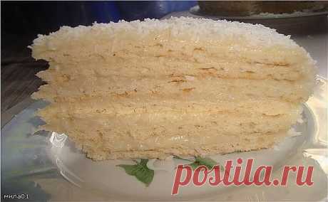 Торт Рафаэлло. Мягкий и очень вкусный.

2 яйца и 1 стакан сахара взбить, добавить 200 гр творога, добавить 1 ч.л. соды, ½ ч.л. соли, 1 стакан муки, взбить, добавить 2-ой стакан муки, перемешать ложкой.
Разделить тесто на 8 комочков, поставить на 1 час в холодильник.

КРЕМ:
2 яйца, 1 стакан сахара смешать, добавить 1,5 ст.л. муки, 400-500 мл. молока, все взбить, поставить на огонь. Помешивая, довести до кипения, сразу снять с огня, добавить 200 гр. сливочного масла, перемеш...