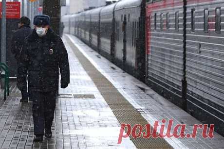 У пассажира поезда Москва — Владивосток изъяли два чемодана с наркотиками. Правоохранители изъяли два чемодана с 25 килограммами наркотиков у пассажира поезда Москва — Владивосток. Запрещенный груз нашли 10 апреля на участке железной дороги между станциями Биробиджан и Ин. Россиянина задержали. В отношении него возбудили дело о незаконном обороте наркотиков.