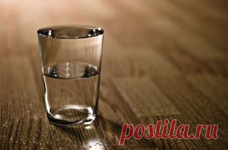 Стакан воды на ночь позволяет избежать инсульта и сердечного приступа