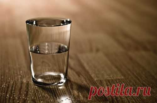Стакан воды на ночь позволяет избежать инсульта и сердечного приступа