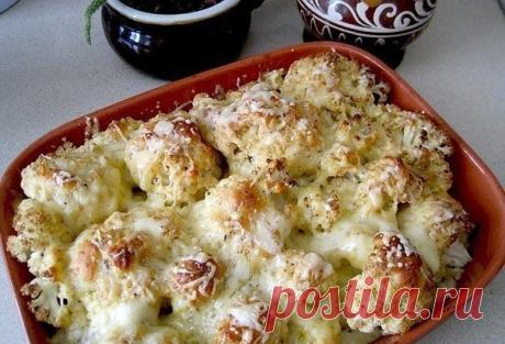 Цветная капуста, запеченная с сыром 

Перед капустой с такой корочкой никто не устоит!:) 

Ингредиенты (на 3-4 порции): 
- цветная капуста - 500 гр 
- тертый сыр (лучше нежирный типа Моцареллы) - 100 гр 
- сметана 10% - 80 гр 
- панировочные сухари - 40 гр 
- соль, черный молотый перец по вкусу - по вкусу 
- чеснок сушеный - 1/2 ч.л. 
- свежая зелень - несколько веточек 

Рецепт: 
1. Воду слегка подсаливаем и доводим до кипения. Соцветия цветной капусты отвариваем или туши...
