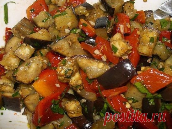 Ленивые баклажаны 
Вкус обалденный! 
Ингредиенты: 
10 штук баклажан 
10 штук моркови 
10 штук красного болгарского перца 
10 больших помидор 
4 луковицы, чеснок одну головку 
1.5 стакана 6%-ого. столового уксуса 
растительное масло 150-200 грамм 
5 чайных ложек соли 
5 чайных ложек сахара 
1-2 шт. жгучего перца 
Приготовление: 
1. Баклажаны режутся кружками, корочка не счищается. Укладываете в кастрюлю, далее чистите болгарский перец и режете крупными кольцами и также укладываете в кастрюлю. 
2.