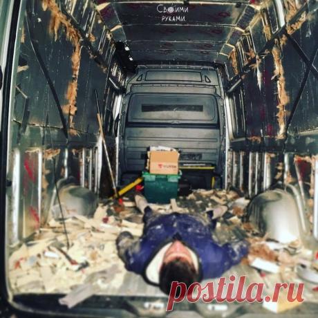 Родители, которые не смогли найти подходящий фургон для путешествий своей семьи, объединили инженерные познания, чтобы создать мобильный дом мечты

По-моему у них получилось