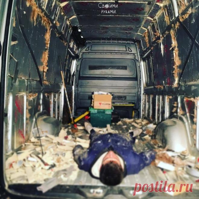 Родители, которые не смогли найти подходящий фургон для путешествий своей семьи, объединили инженерные познания, чтобы создать мобильный дом мечты

По-моему у них получилось