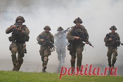 США отобрали около двух тысяч военных для переброски в Израиль. США отобрали около двух тысяч военнослужащих для переброски в Израиль. Об этом сообщает The Wall Street Journal со ссылкой на представителей Министерства обороны страны. По словам чиновников, войскам поручены такие задачи, как консультирование и медицинская поддержка, они состоят из представителей всех вооруженных сил.