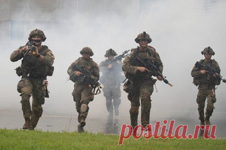 США отобрали около двух тысяч военных для переброски в Израиль. США отобрали около двух тысяч военнослужащих для переброски в Израиль. Об этом сообщает The Wall Street Journal со ссылкой на представителей Министерства обороны страны. По словам чиновников, войскам поручены такие задачи, как консультирование и медицинская поддержка, они состоят из представителей всех вооруженных сил.