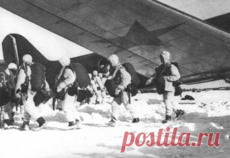 Как советские десантники без парашютов прыгали в снег зимой 1941 года 








Подразделения, аналогичные российским воздушно-десантным войскам, существуют во многих странах мира. Но называются они по-разному: воздушная пехота, крылатая пехота, аэромобильные войска, выс…
