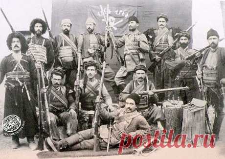 Ханасорский поход 1897г.(арм.Խանասորի Արշաւանքը)—одна из наиболее крупных боевых операций армянских фидаинов конца XIX—начала XX века;представляла собой карательную экспедицию против полковника турецкой племенной конницы Хамидие курдского вождя Шариф-бека и его племени.
Группа армянских фидаинов карательной экспедиции «Ханасорского похода»,в результате которого было уничтожено 5-тысячное курдское племя Шериф-бека.
Шариф-бек,проживал со своим племенем мазрик (составлявшим одновременно его полк