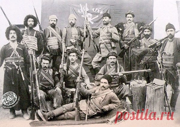 Ханасорский поход 1897г.(арм.Խանասորի Արշաւանքը)—одна из наиболее крупных боевых операций армянских фидаинов конца XIX—начала XX века;представляла собой карательную экспедицию против полковника турецкой племенной конницы Хамидие курдского вождя Шариф-бека и его племени.
Группа армянских фидаинов карательной экспедиции «Ханасорского похода»,в результате которого было уничтожено 5-тысячное курдское племя Шериф-бека.
Шариф-бек,проживал со своим племенем мазрик (составлявшим одновременно его полк
