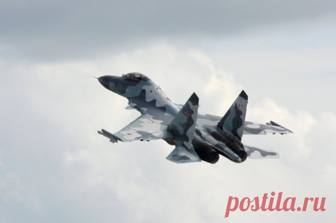 Появилось видео полета Су-30 за секунду до падения. Истребитель упал в субботу утром в Калининградской области.