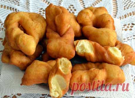 Пышный Хворост из творога🥨Так моя мама делала его мне, а теперь балует 
им своих внуков. Дети от такого хвороста в восторге и уплетают за обе щеки. 
Приготовила на раз-два, очень легко и быстро. Хворост по этому супер рецепту 
получается удивительно вкусный, пышный, воздушный, мягкий и нежный