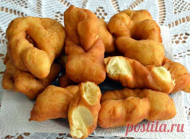 Пышный Хворост из творога🥨Так моя мама делала его мне, а теперь балует 
им своих внуков. Дети от такого хвороста в восторге и уплетают за обе щеки. 
Приготовила на раз-два, очень легко и быстро. Хворост по этому супер рецепту 
получается удивительно вкусный, пышный, воздушный, мягкий и нежный