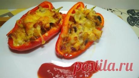 Перцы, фаршированные курицей и грибами

Ингредиенты:
6-7 шт. перец сладкий
1 шт. грудка куриная
300 г шампиньоны (свежие)
150 г сыр (твердый)
1 головка лук
10 шт. маслины (черные без косточек)
пучок зелень
по вкусу специи
для жарки масло растительное

Приготовление:

Подготовить необходимые ингредиенты.

Перцы вымыть, разрезать на половинки, очистить от семян.

Нарезать куриное филе соломкой.
Обжарить филе на растительном масле до золотистого цвета.
Нарезать мелко шампиньо...