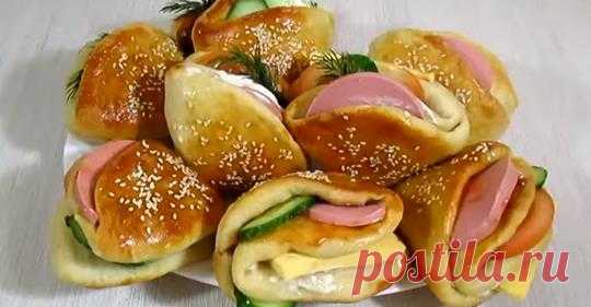 Обалденный перекус: вкуснотища, от которой невозможно оторваться Получается просто обалденный перекус: простой, легкий и очень вкусный. Нежные булочки с «кармашками»: нежные внутри и хрустящие снаружи - они идеально подходят для создания закуски. В каждое отверстие можно положить начинку: я вам предложу один из вариантов, но вы можете придумать свой.