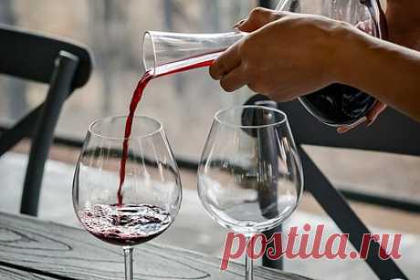 В России назвали реальную стоимость хорошего отечественного вина. Бутылка хорошего российского тихого вина стоит как минимум 350-400 рублей за бутылку. Об этом заявил президент группы компаний «Абрау-Дюрсо» Павел Титов, При этом качественные игристые напитки должны стоить дороже из-за сложного производственного цикла — порядка 400-450 рублей за бутылку, добавил он.