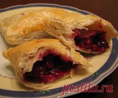Слоечки с вишневой начинкой
Ингредиенты:
- 500 г готового слоеного теста (при условии, что вам нравятся пирожки с очень тонким слоем теста, в противном случае возьмите 750 г теста)
Показать полностью…