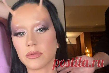 Кэти Перри смутила подписчиков снимком в образе инопланетянки. Американская певица и актриса Кэти Перри снялась с внешностью инопланетянки и удивила подписчиков в сети. 39-летняя поп-исполнительница разместила серию снимков, на которых предстала с необычным гримом. На лбу звезды были прикреплены искусственные рога. При этом Перри надела длинное платье бежевого оттенка.