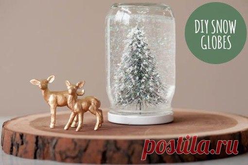 Подобие снежного шара своими руками 

Понадобятся: 
- банка с крышкой 
- вода дистиллированная 
- глицерин (продается в любой аптеке) 
- керамические или пластиковые фигурки животных, деревья и фигурки людей 
- искусственный снег рассыпчатый или блестки 
- эпоксидная смола и отвердитель (в магазине можно купить комплектом) 
- бумага наждачная 

Прежде всего, надо убедиться, что банка чистая. Далее надо приклеить фигурки, в данном случае елку к донцу крышки. Зачищаем донце ...