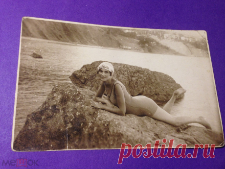 кф43г Девушка в купальнике лежит на камне Фотограф Омега Кобешавидзе и Ко ? Севастополь Крым хххх