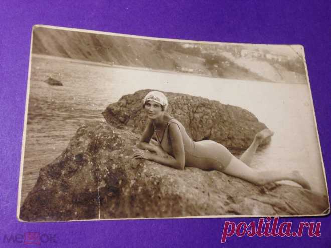 кф43г Девушка в купальнике лежит на камне Фотограф Омега Кобешавидзе и Ко ? Севастополь Крым хххх