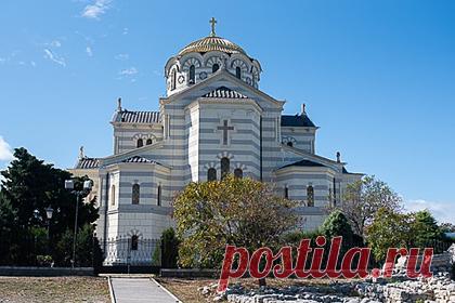 В Крыму возродят традицию богослужений в древних храмах. В Херсонесе занялись возрождением традиции богослужений в древних христианских храмах — первую литургию проведут в воскресенье, 3 октября, в Восточной базилике. Храмы находятся на территории музея-заповедника «Херсонес Таврический» и охраняются государством. Служба состоится благодаря содействию фонда «Моя история».