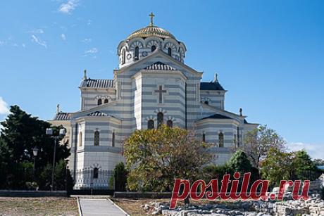 В Крыму возродят традицию богослужений в древних храмах. В Херсонесе занялись возрождением традиции богослужений в древних христианских храмах — первую литургию проведут в воскресенье, 3 октября, в Восточной базилике. Храмы находятся на территории музея-заповедника «Херсонес Таврический» и охраняются государством. Служба состоится благодаря содействию фонда «Моя история».