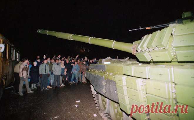 Литва выразила протест России из-за слов дипломата о событиях 1991 года. МИД Литвы вручил ноту представителю российского посольства из-за высказывания поверенного Сергея Рябоконя. Он предложил интересоваться у литовцев, не считают ли они, что «свои стреляли в своих» при штурме телецентра в Вильнюсе