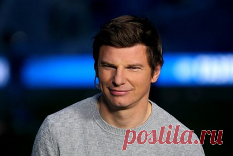 Футболист Аршавин назвал секс своим коньком. 42-летний российский футболист, бывший капитан сборной России Андрей Аршавин рассказал, как покоряет женщин. «Я сложный человек, упрямый спорщик. Девушкам всегда говорю, что у меня два конька — секс и юмор. Сначала они думают, это не так, но потом…» — признался он. Кроме того, он назвал себя хорошим другом.