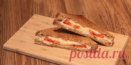 Сэндвичи с курицей, сыром и помидором: рецепт - Лайфхакер По этому рецепту горячие сэндвичи с курицей, сыром и помидорами получаются очень сытные и вкусные. Хрустящие снаружи и сочные внутри.