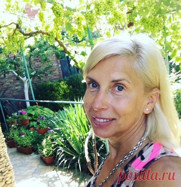 Алена Свиридова вышла в свет с младшим сыном: 15-летний Гриша вырос обаятельным парнем