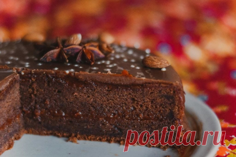 Шоколадный пирог-торт с абрикосовым джемом.