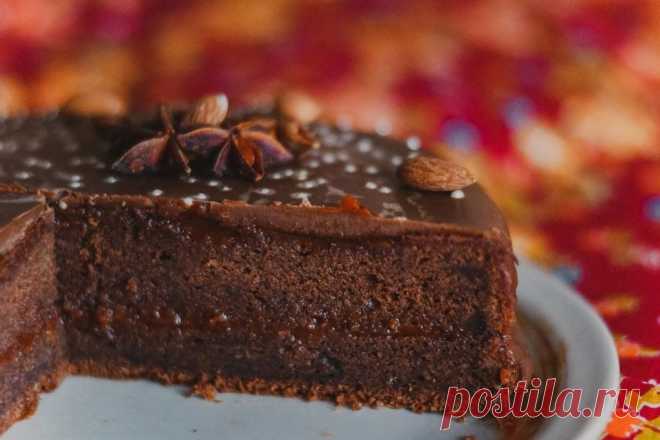 Шоколадный пирог-торт с абрикосовым джемом.