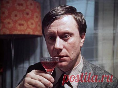 Шампанское с кровью: как жил и умер Андрей Миронов 16 августа 1987 года в реанимации рижской больницы скончался один из самых любимых советских артистов Когда страна узнала о смерти Миронова, она даже не сразу поверила: как может умереть праздник? Успешный, красивый, всегда элегантный, прекрасно поет, танцует, этакий персонаж из Голливуда...