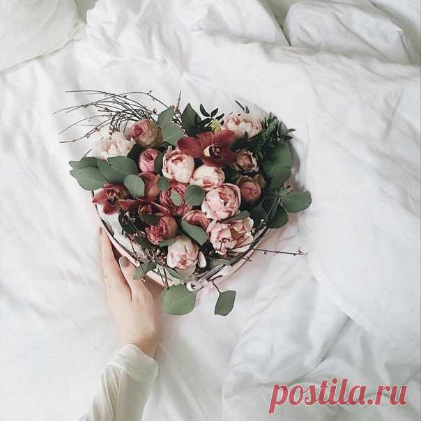 А надо просто жить, И утром просыпаясь, С любовью день творить, Счастливо улыбаясь. А надо в мир смотреть, Прямым и нежным взглядом, И просто песни петь, Тому, кто ходит рядом. А надо жизнь любить, И веря в чудо это, Свой каждый день прожить, Как сказку – до рассвета. Пойми закон простой, Открой для счастья дверцу, И знай – в душе покой, Когда влюбленно сердце!

© Ольга Киндякова