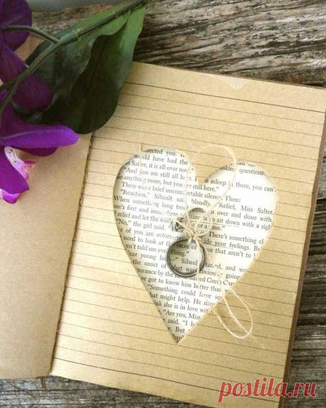 Книга как подставка для обручальных колец. Свадебные аксессуары